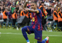 Raphinha logra triplete mientras el líder de la Liga, el Barça, golea al Sevilla