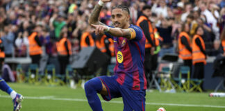 Raphinha logra triplete mientras el líder de la Liga, el Barça, golea al Sevilla