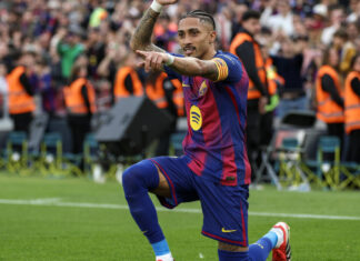 Raphinha logra triplete mientras el líder de la Liga, el Barça, golea al Sevilla