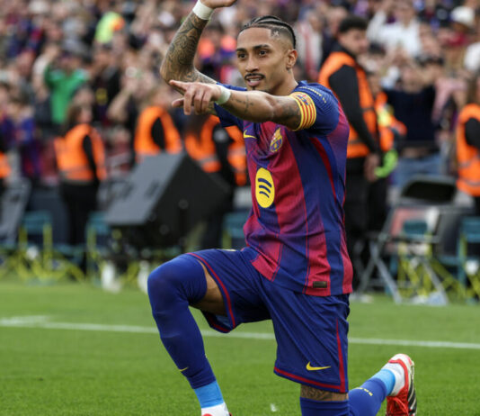 Raphinha logra triplete mientras el líder de la Liga, el Barça, golea al Sevilla
