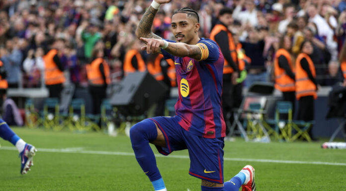 Raphinha logra triplete mientras el líder de la Liga, el Barça, golea al Sevilla