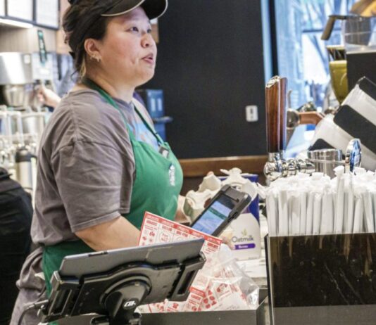 El nuevo plan de Starbucks para implementar chatbots de IA en las cafeterías podría servir como «prueba de fuego» para la industria