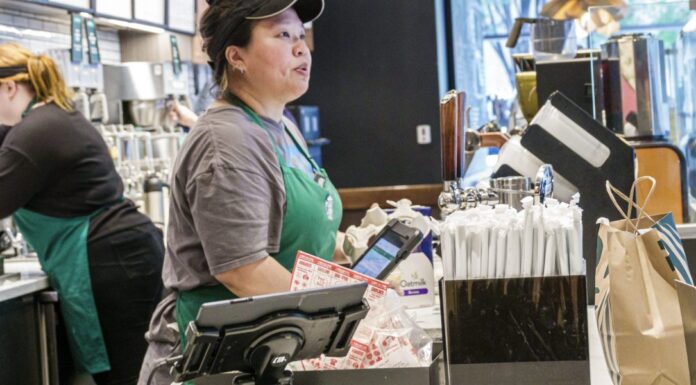 El nuevo plan de Starbucks para implementar chatbots de IA en las cafeterías podría servir como «prueba de fuego» para la industria