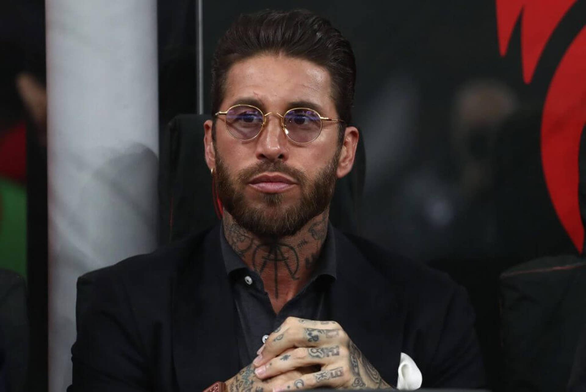 Sergio Ramos de traje y con las manos entrelazadas