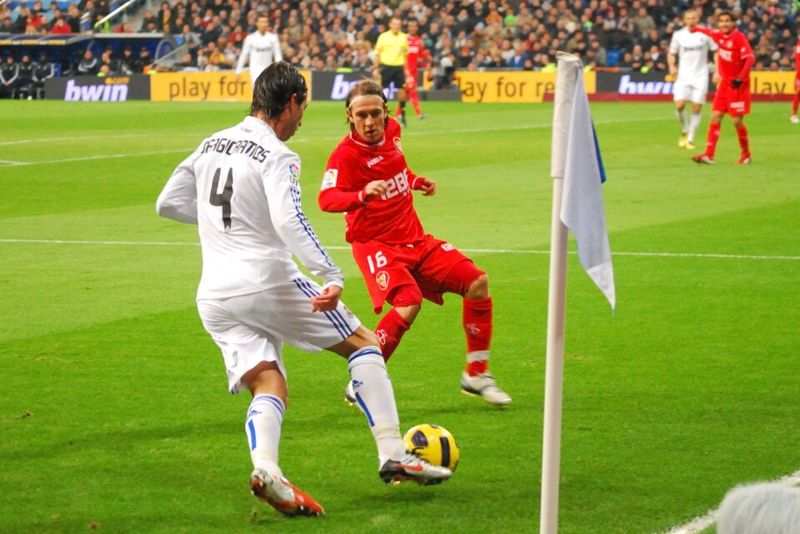 sergio ramos jugando contra el sevilla con el real madrid