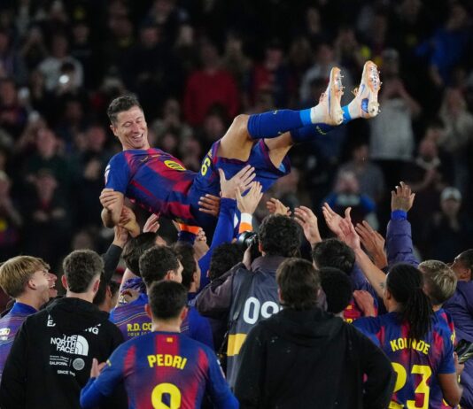 El Barcelona gana en la despedida de Lewandowski. El Sevilla evita el descenso pese a la derrota ante el Real Madrid