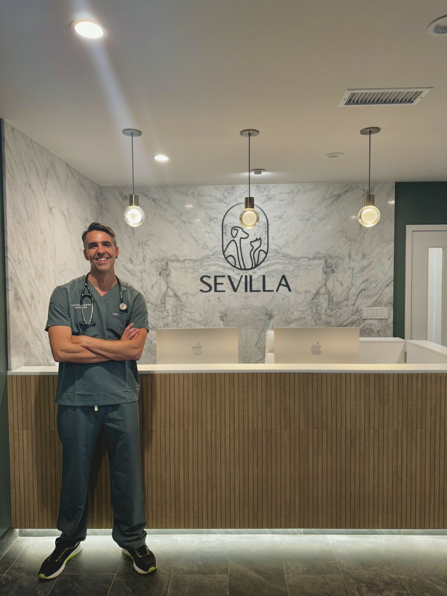 Explorando la vida y los negocios con Antonio Pedraza del Hospital Veterinario de Sevilla – Revista Voyage LA