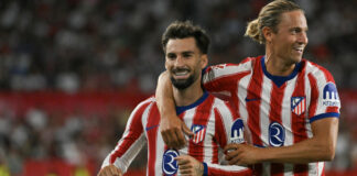 El Atlético vence al Sevilla y se coloca líder de La Liga