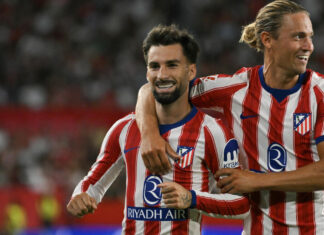 El Atlético vence al Sevilla y se coloca líder de La Liga