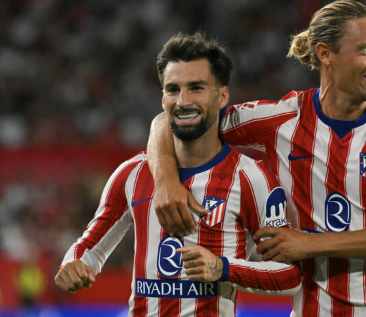 El Atlético vence al Sevilla y se coloca líder de La Liga